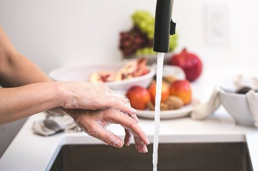 Rửa tay bằng xà phòng trước, trong, sau khi chế biến thức ăn để phòng tránh ngộ độc Trang Chủ 23 Win - Link Đăng Ký 23Win.com do tụ cầu vàng