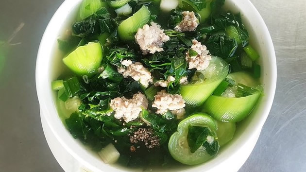 Mướp nấu canh thịt, rau ngót.
