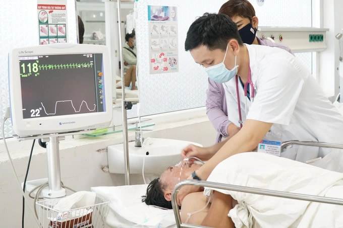 Ba người nhập viện nghi ngộ độc sau khi ăn nhộng ve sầu