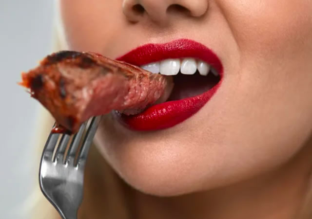 4 nhóm người không nên ăn thịt bít tết - Ảnh 2