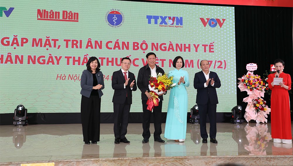 Gặp mặt, tri ân cán bộ ngành Y tế nhân 68 năm Ngày Thầy thuốc Việt Nam - Ảnh 1