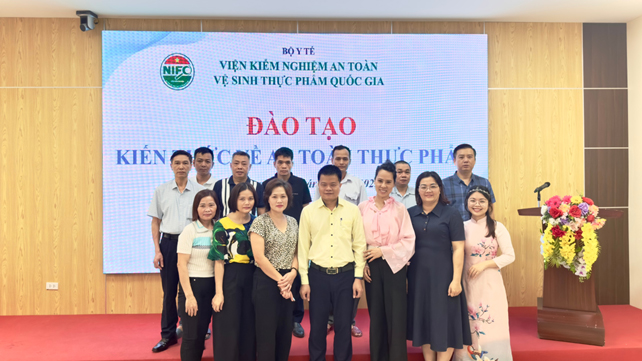 chup-anh-luu-niem-lop-dao-tao-kien-thuc-ve-an-toan-thuc-pham