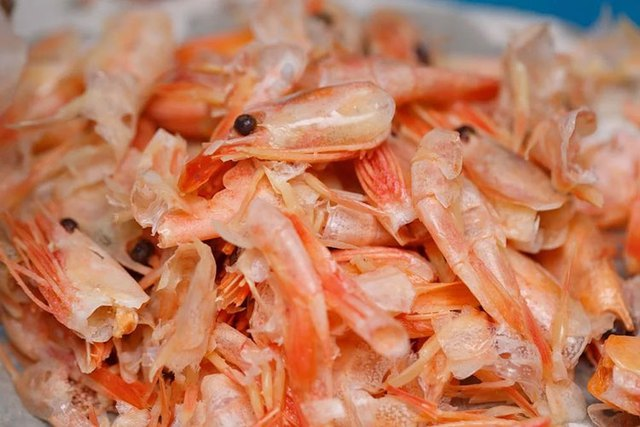 Đốt vỏ tôm uống chữa dị ứng, cô gái rơi vào nguy kịch