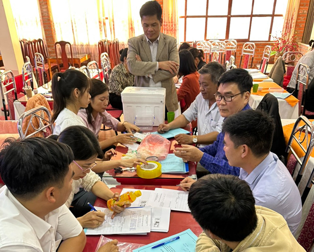 hoc-vien-thuc-hanh-lay-mau