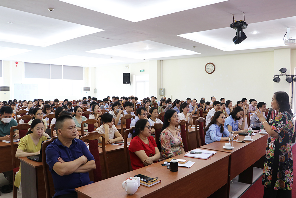 pgs-ts-gvcc-vu-thi-phung-chia-se