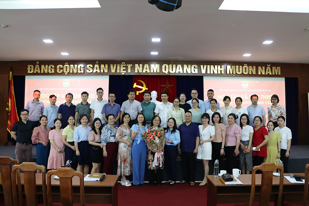 tap-the-lanh-dao-vien-va-can-bo-cong-nhan-vien-chuc-chup-anh-ky-niem-133-nam-sinh-nhat-bac-01