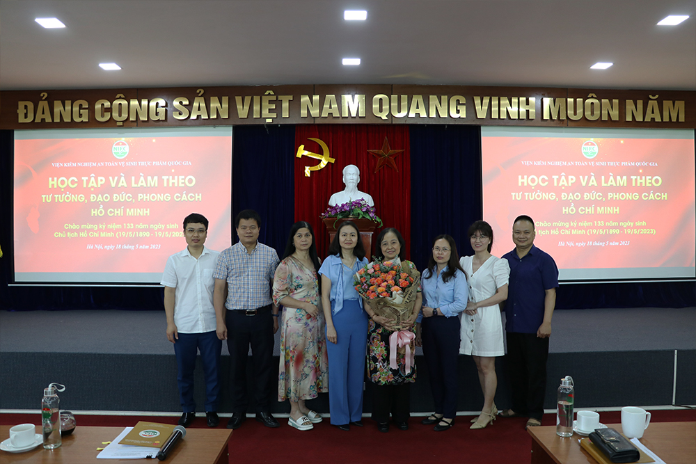 tap-the-lanh-dao-vien-va-can-bo-cong-nhan-vien-chuc-chup-anh-ky-niem-133-nam-sinh-nhat-bac