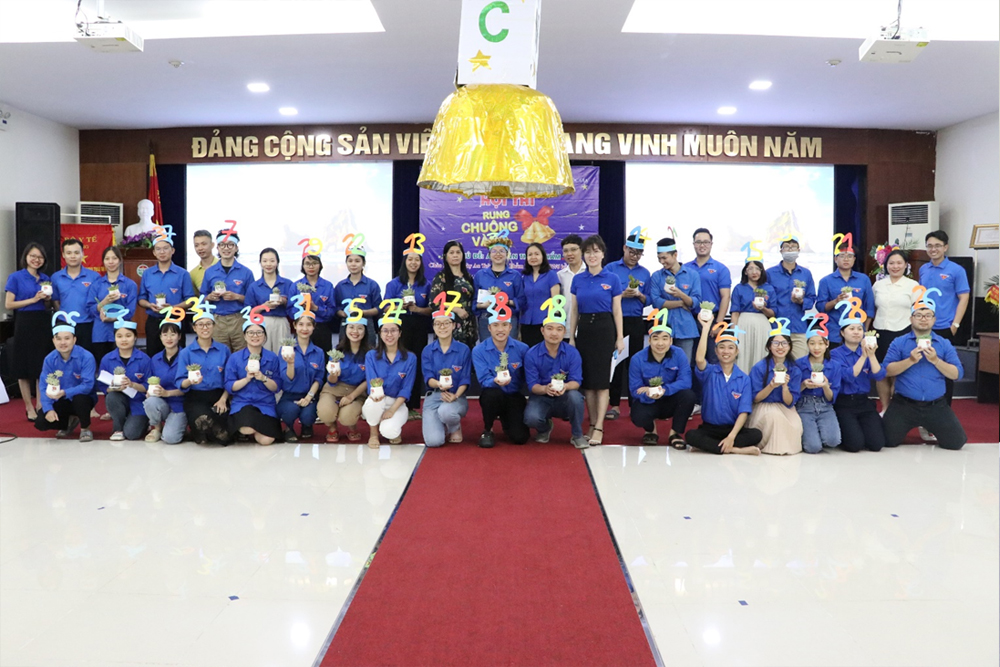 thi-sinh-chup-anh-luu-niem-cung-lanh-dao-vien