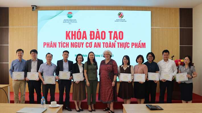 hoc-vien-nhan-giay-chung-nhan-da-tham-gia-khoa-dao-tao-nifc