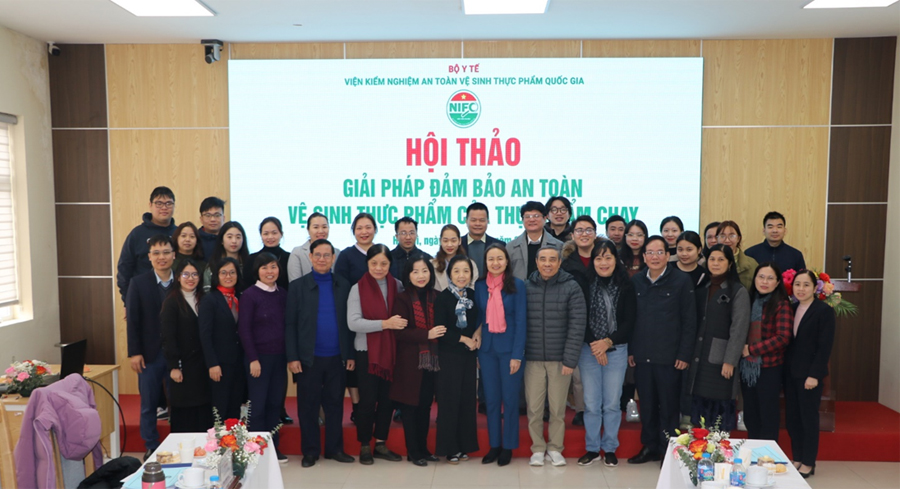 dai-bieu-tham-du-hoi-thao-nifc