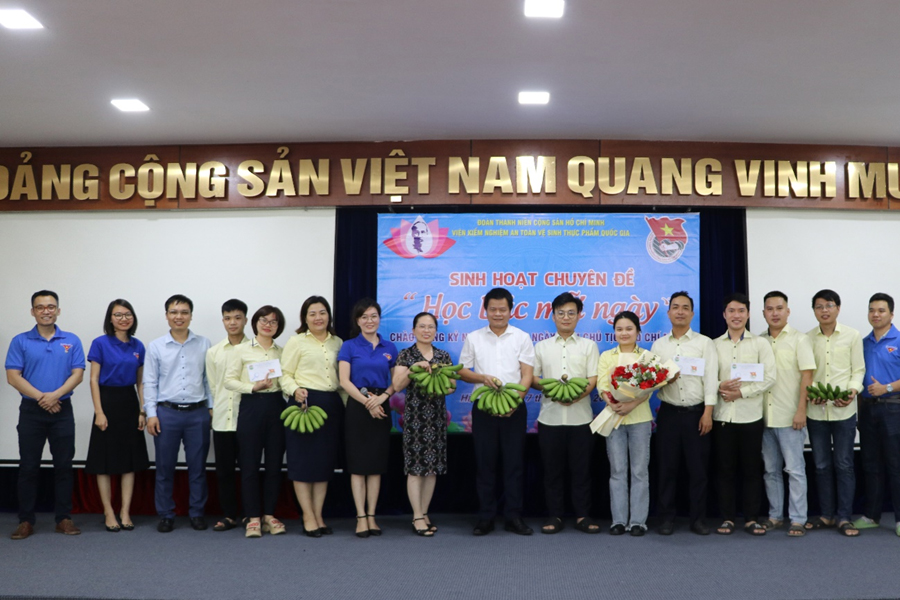 dai-dien-cap-uy-trao-qua-chup-anh-luu-niem-cung-ban-chap-hanh-dtn-va-3-doi-choi-nifc