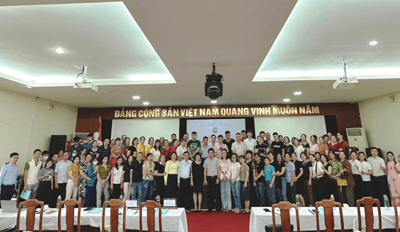 giang-vien-hoc-vien-chup-anh-luu-niem-cung-ban-to-chuc