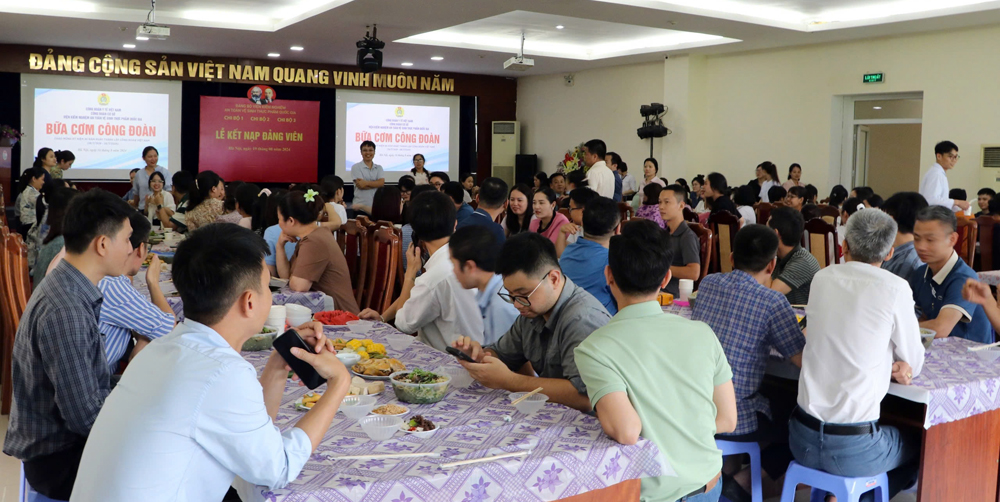 'Bữa cơm công đoàn' thêm gắn kết, sẻ chia với người Cá cược bóng đá 23Win ngành 23Win 6 cá cược trực tuyến- Ảnh 2.