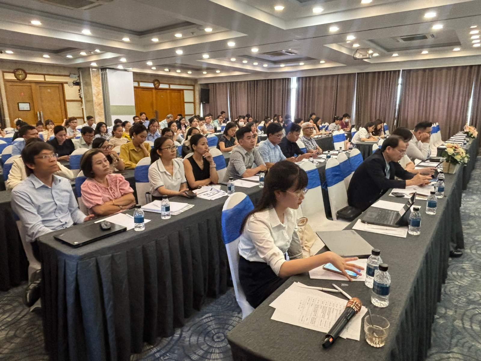 Đại biểu tham dự hội thảo