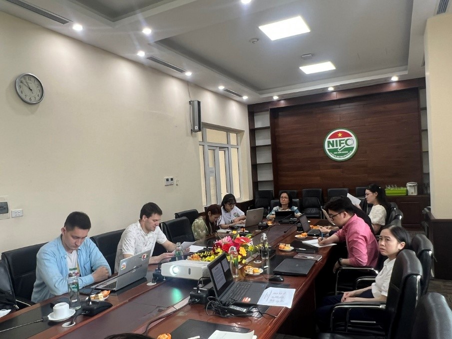A group of people sitting at a table with laptopsDescription automatically generated