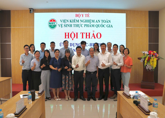 The-VMSLN-laboratories-gather-for-a-commemorative-group-photo