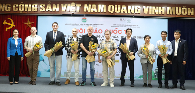 The-organizing-committee-took-a-commemorative-photo-with-the-speakers-and-international-delegates-at-the-conference