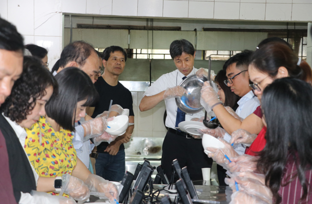 ThS-Nobuyoshi-Sato-huong-dan-thao-tac-thuc-hien-giam-sat-ve-sinh-thao-phuong-phap-ATP