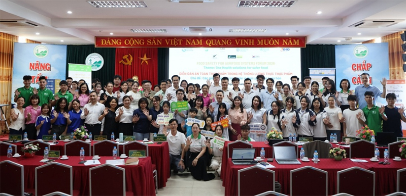 cac-dai-bieu-chup-anh-luu-niem-tai-dien-dan