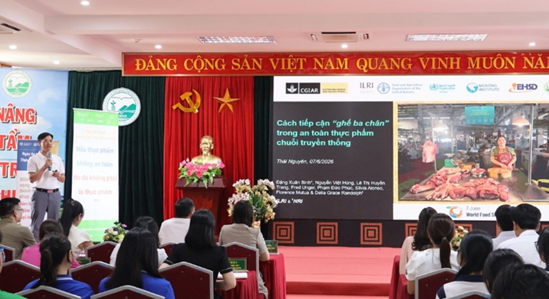 dr-dang-xuan-sinh-from-ilri-presented-on-the-3-leg-stool-approach-at-the-forum
